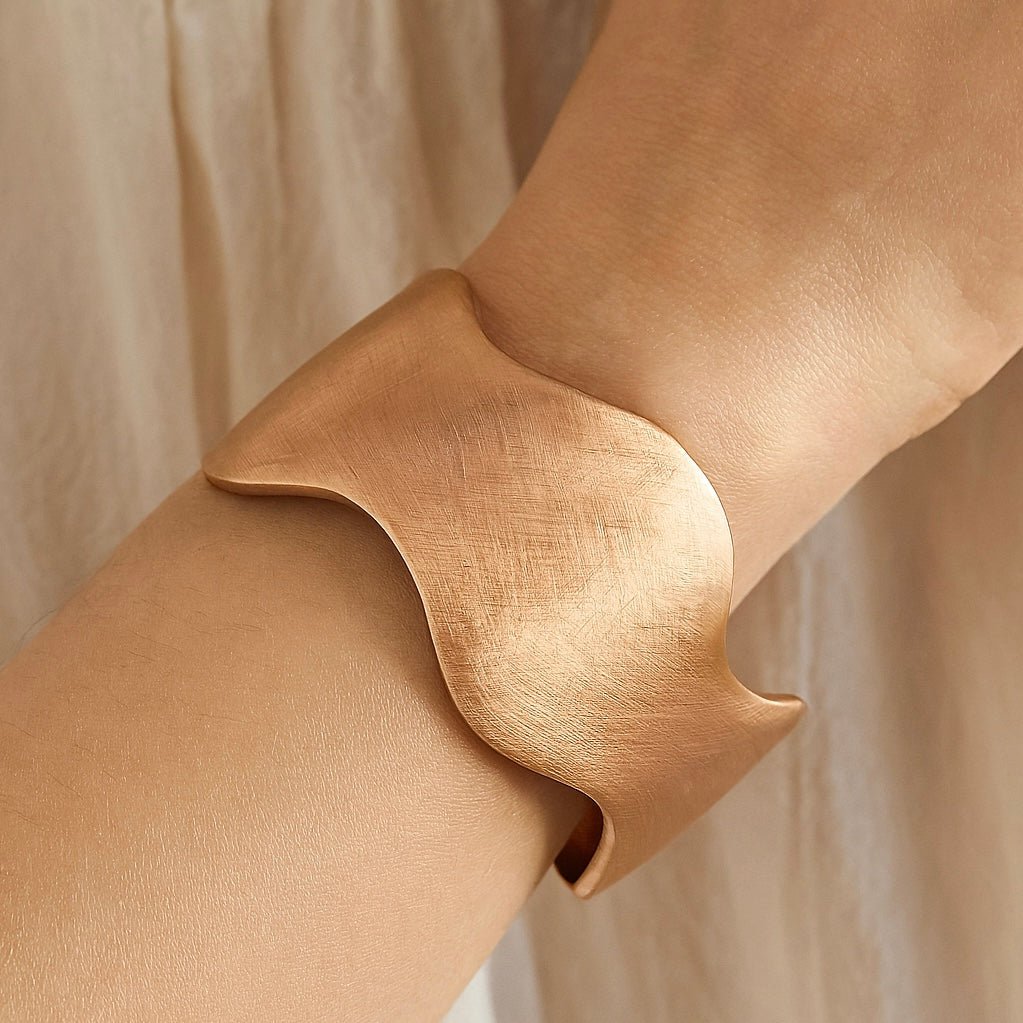18ct Solid Rose Gold Scalloped Bangle with Satin Texture - Aurum Jewels