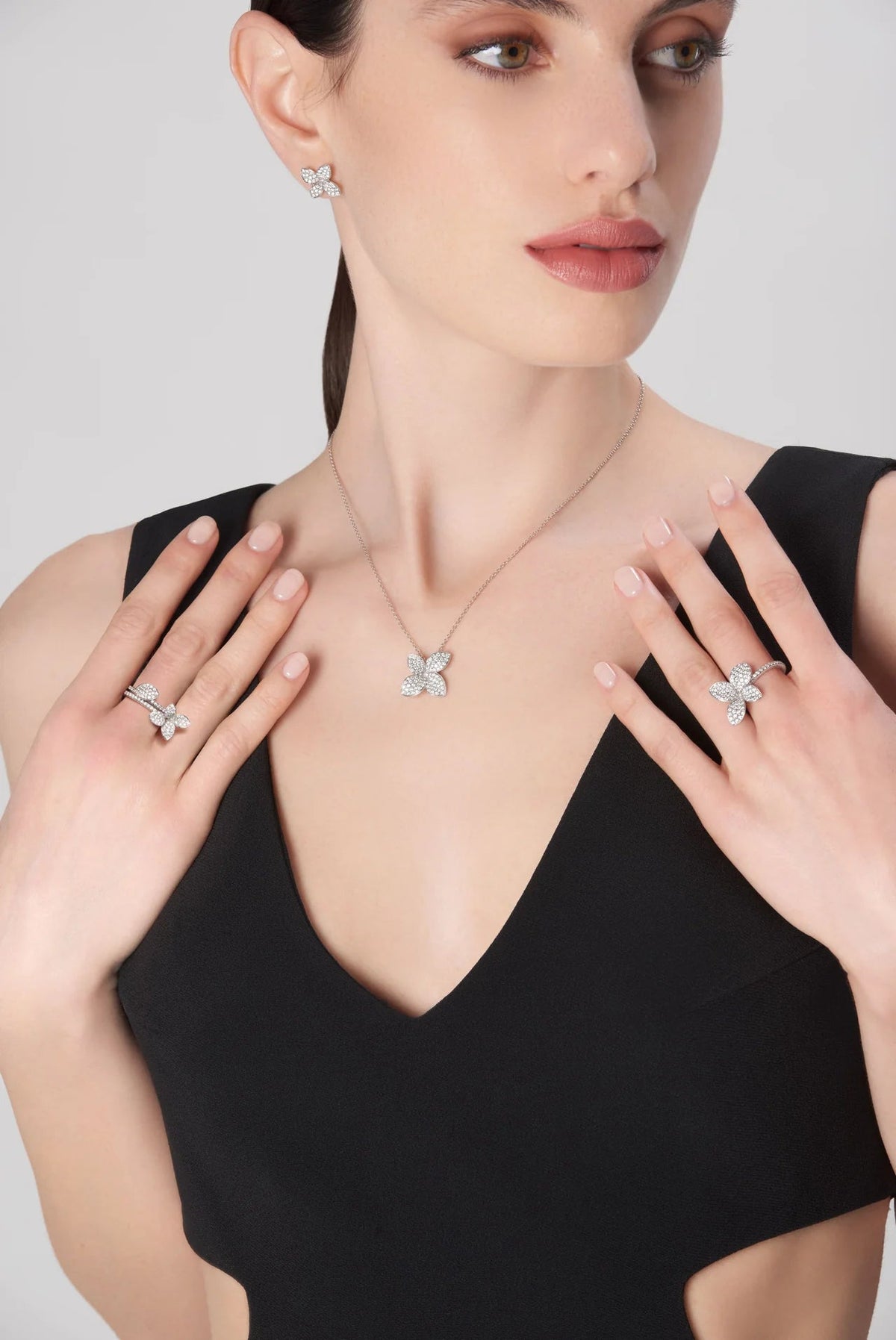 Petit Garden Necklace in 18k White Gold with Diamonds, Medium Flower. - Aurum Jewels